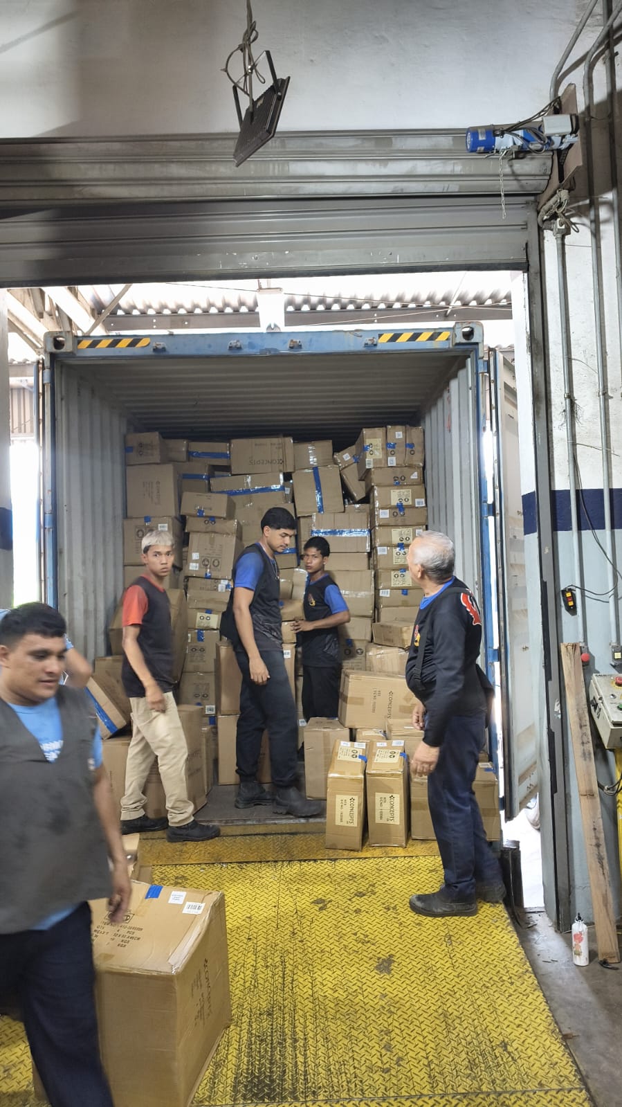 Equipe da RB Serviços movimentando mercadorias em uma operação de carga e descarga
